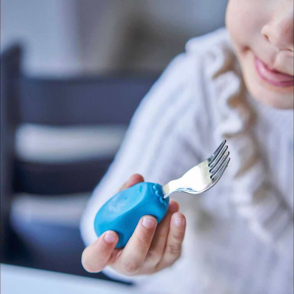 Gabel und Löffel STUFE 2 – Blau von Nana's Manners im praktischen Verpackungsetui