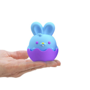 Schylling Zabawka progresywna Needoh Bunnies and Chicks blaues Kaninchen in lila Eierschale in Hand