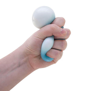 Hand, die den blauen und weißen Needoh Mello Mallo Stressball von Schylling zusammendrückt
