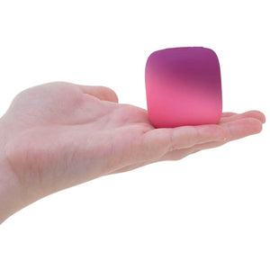 Needoh Mello Mallo Stressball von Schylling in Pink und Lila auf geöffneter Hand gehalten
