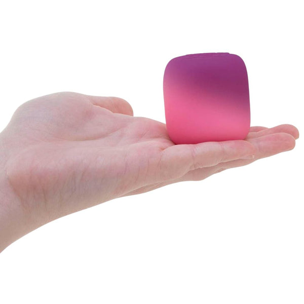 Needoh Mello Mallo Stressball von Schylling in Pink und Lila auf geöffneter Hand gehalten