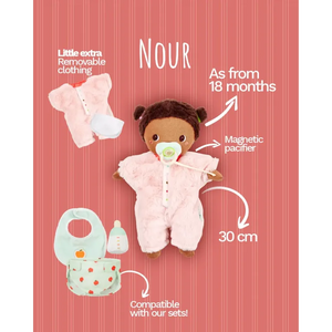 Weiche Babypuppe Nour mit Kleidung und Schnuller, 30 cm (ab 18 Monaten)