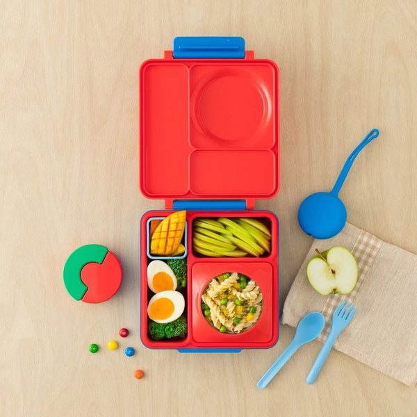 Lunchbox mit Thermosbehälter OmieBox – Scooter Red geöffnet mit verschiedenen Lebensmitteln und blauem Besteck