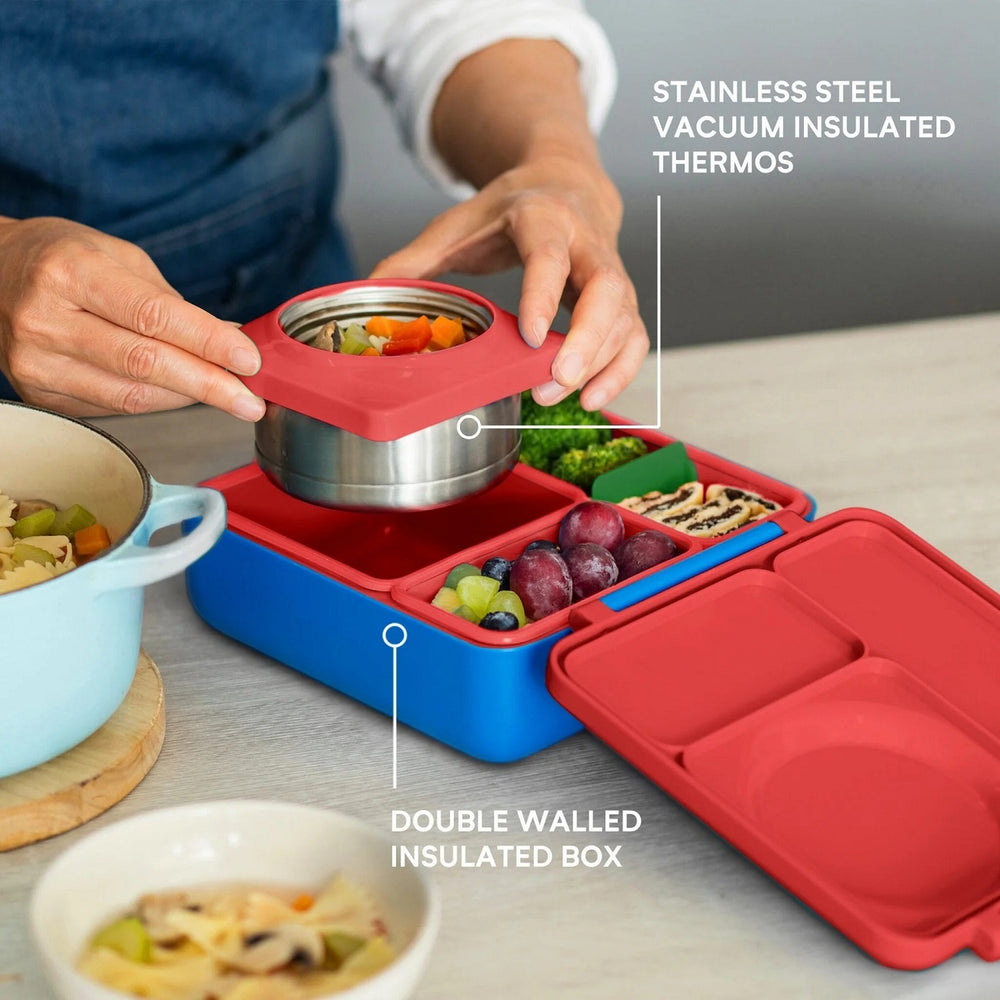 Lunchbox mit Thermosbehälter OmieBox – Scooter Red mit verschiedenen Fächern und blauem Außenbereich