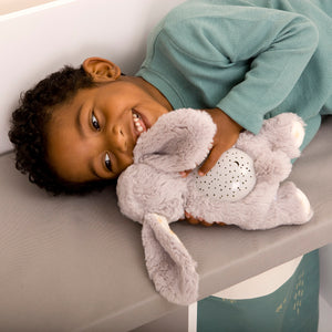 Plüsch-Baby-Projektor als niedlicher Hase, der sanft für Babys projiziert