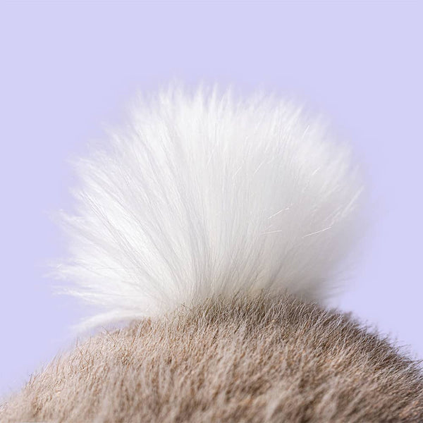 Der weichhaarige Plüschhase Flufflet Fawn mit flauschigem weißen Schwanz für Kuschelmomente