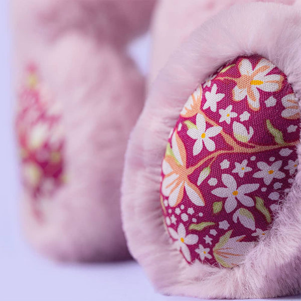 Detailansicht des Plüschhase LUX mit Blumenöhrchen von Jellycat, weich und liebevoll gestaltet