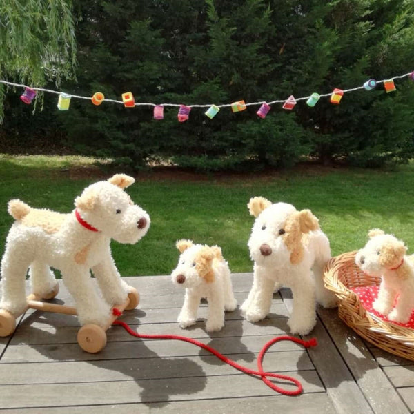 Egmont Toys Plüschhund zum Ziehen auf Rollen mit niedlichem Design für Kinder zum Spielen