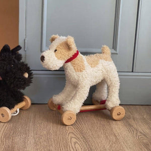 Egmont Toys Plüschhund zum Ziehen auf Rollen mit weichem Fell für Kinder