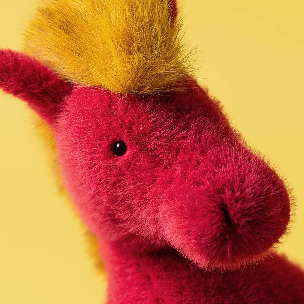 Jellycat plüschtier in Form eines roten Pferdes mit gelben Füßen und einer goldenen Mähne