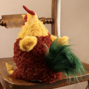 Jellycat Plüsch-Hahn 22 cm sitzend mit weichem braunem und gelbem Fell und grünem Schwanz
