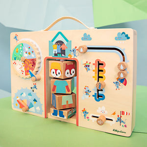 Holz-Manipulationstafel Koffer – „Kleidung für jedes Wetter“ Füchsin Alice