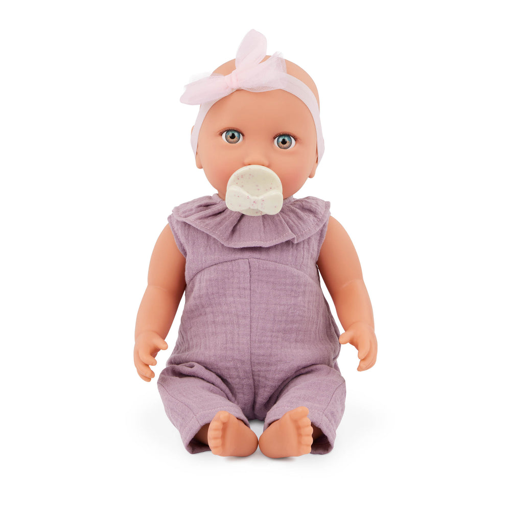 Babypuppe mit Schnuller im lila Musselinoutfit mit Stirnband