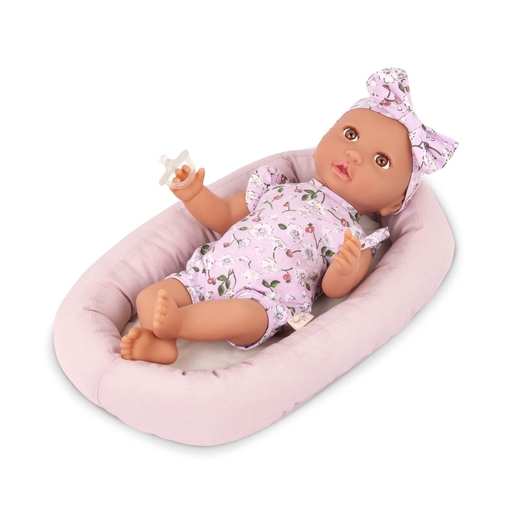 Babypuppe mit Babynest im Blümchenoutfit