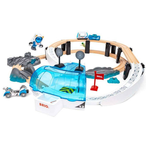BRIO World Space Station Set aufgebaut mit Station und erhöhter Strecke