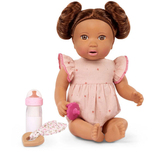 Babypuppe mit Haaren und einer Flasche mit Milcheffekt