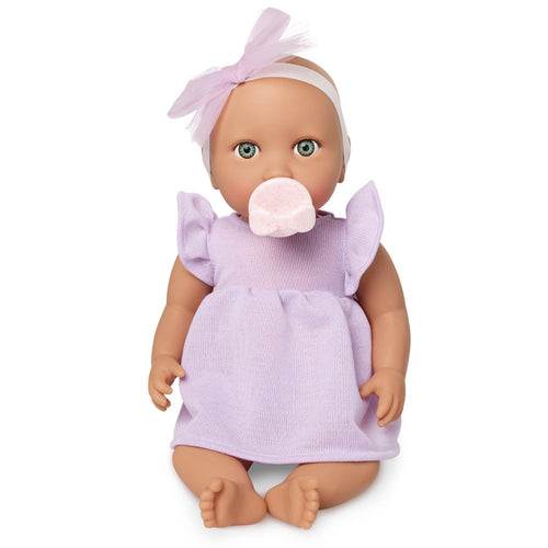 Babypuppe mit Schnuller – in einem violetten Kleid und mit einem Stirnband