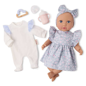 Babypuppe mit Kleid und Stirnband mit Strampler und Trinklernbecher