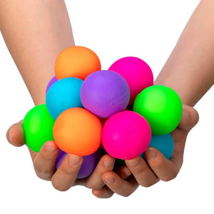 Sensorischer Knetball Gobs Of Globs Needoh bunte Kugeln in Händen gehalten von Schylling