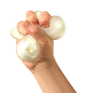 Hand drückt weiße Snow Ball Crunch NeeDoh Zabawka progresywna von Schylling zur Stressreduktion