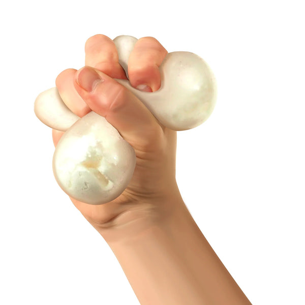 Hand drückt weiße Snow Ball Crunch NeeDoh Zabawka progresywna von Schylling zur Stressreduktion