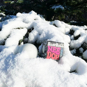 Schylling Snow Ball Crunch NeeDoh Spielzeugkugel im Schnee als progressive Zabawka progresywna