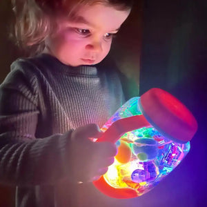 Kind spielt mit dem Sensorik-Glas zum Befüllen mit Wasser rot von Glo Pals, leuchtendes Spielzeug