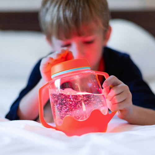 Sensorik-Glas zum Befüllen mit Wasser – rot von Glo Pals als Zabawka progresywna spielendes Kind