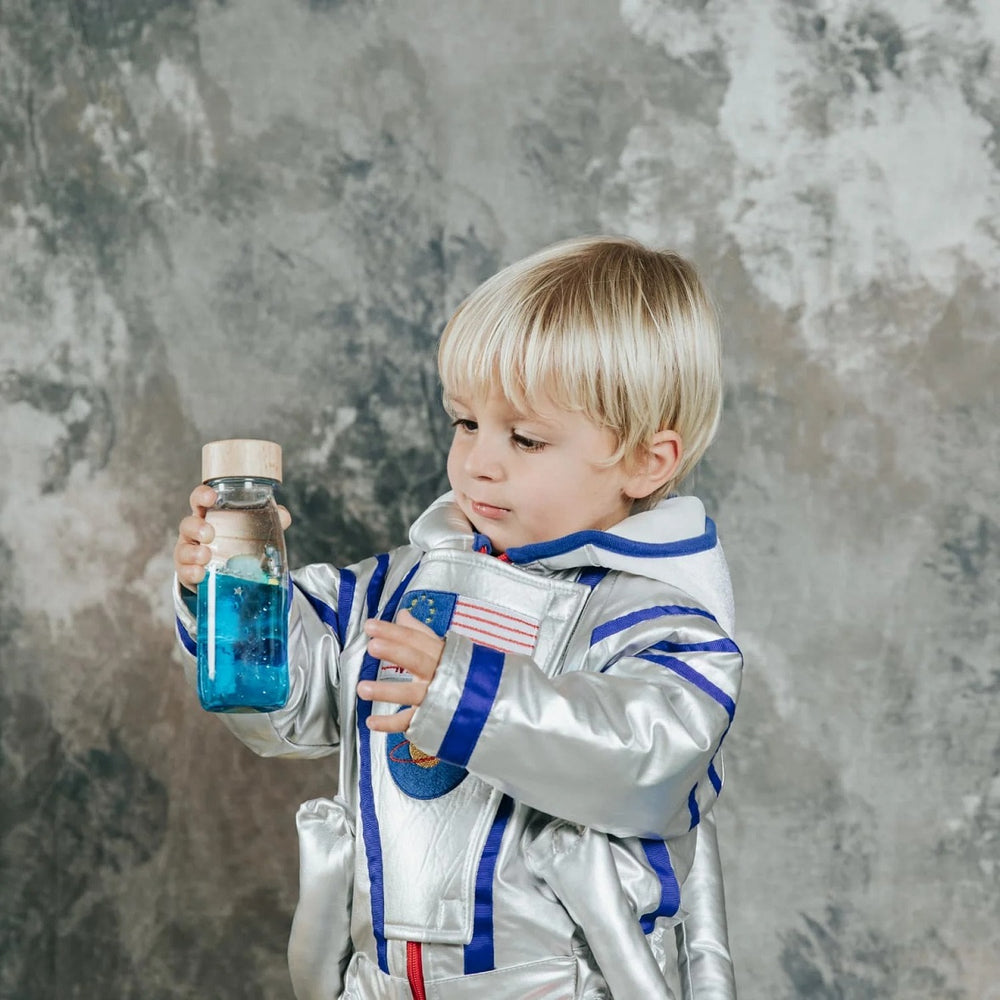 Petit Boum Sensorikflasche für Kinder mit buntem Glitzer und blauem Wasser zumEntdecken und Spielen