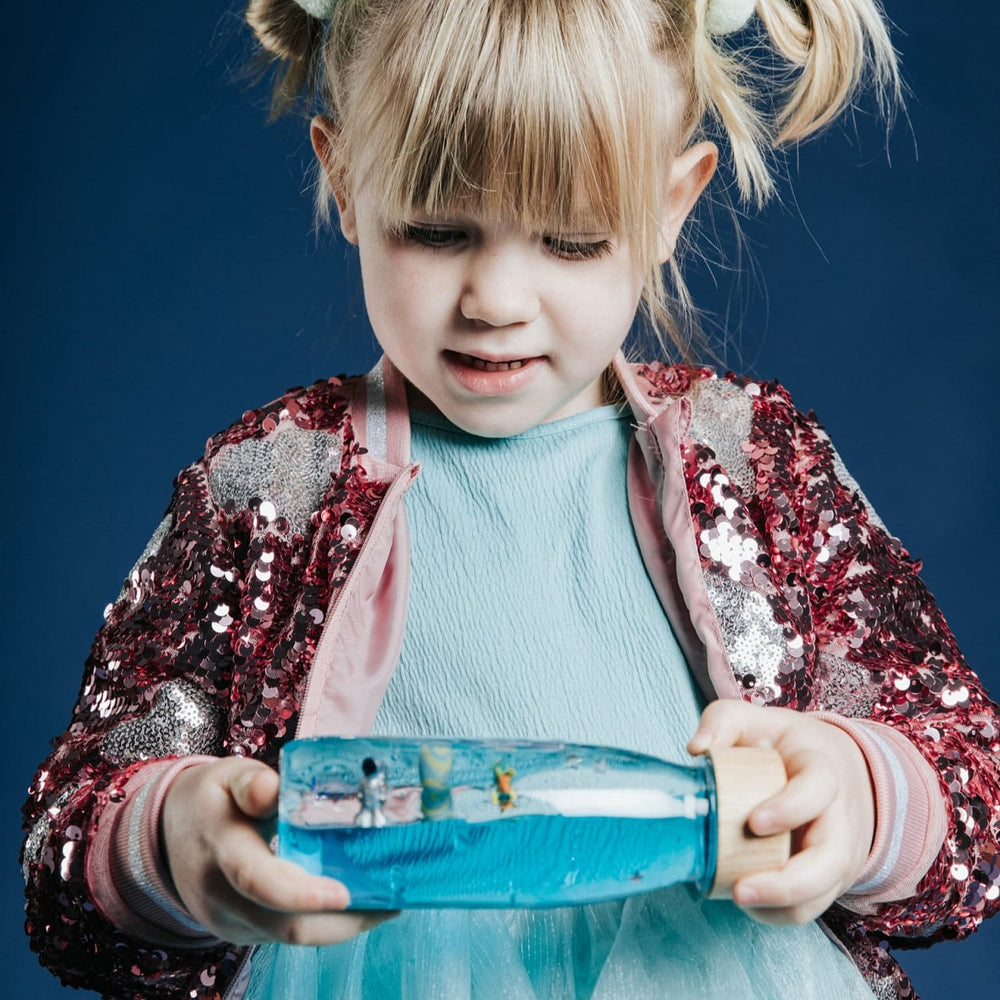 Petit Boum Sensorikflasche für Kinder mit buntem Glitzer und blauem Wasser zumEntdecken und Spielen