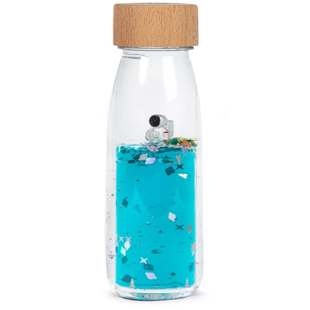 Petit Boum Sensorikflasche für Kinder mit buntem Glitzer und blauem Wasser zumEntdecken und Spielen