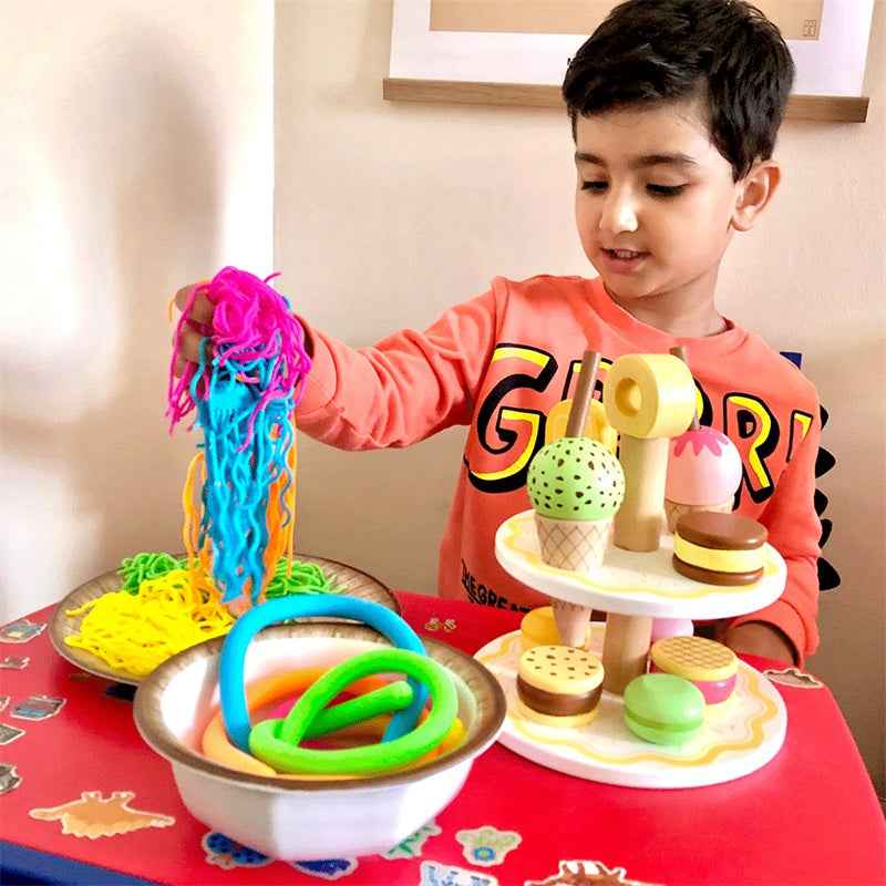 Sensorischer Knetball – Ramen Noodlies