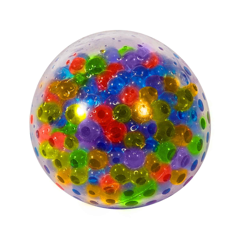 Hand hält bunten Sensorischer Knetball Squeezy Peezy mit farbigen Perlen innen zum Drücken