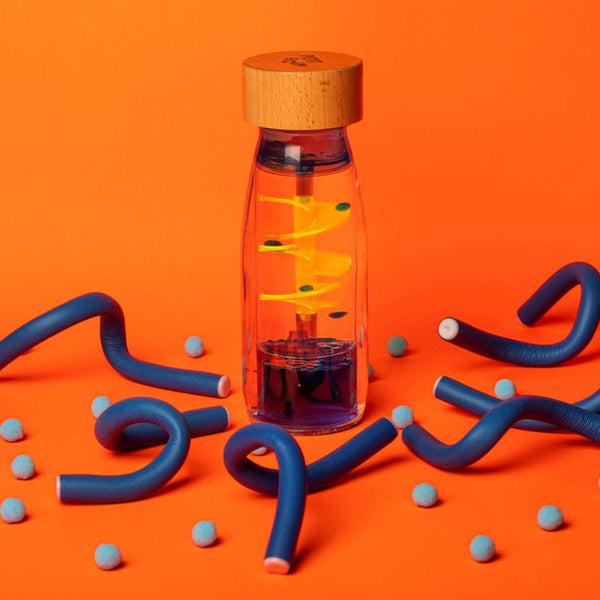 Sinnesflasche für Kinder von Petit Boum mit bunten Spiralen und Bewegungselementen