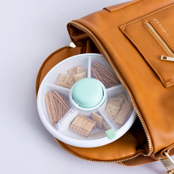 Gobe Snack Spinner Snackbehälter - Macaron Blue mit verschiedenen Crackern in brauner Tasche