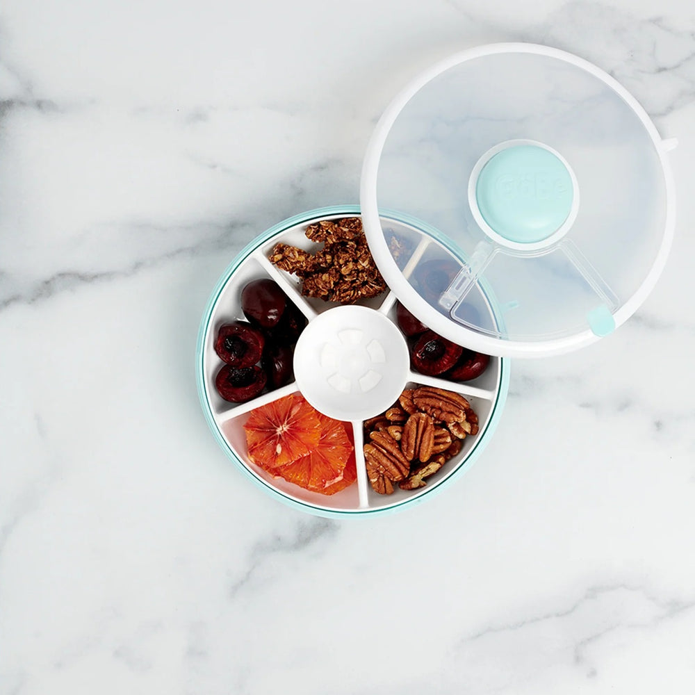 Gobe Snack Spinner Snackbehälter - Macaron Blue mit verschließbarem Deckel und fünf Fächern für Snacks