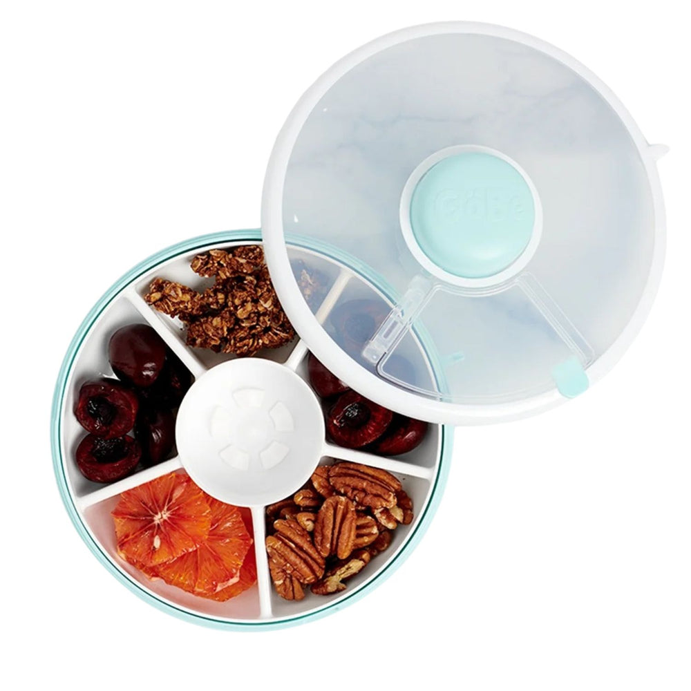 Gobe Snack Spinner Snackbehälter - Macaron Blue mit verschließbarem Deckel und fünf Fächern für Snacks