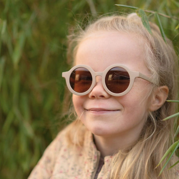 Kind trägt FOLLOW the duck Sonnenbrille Craspedia – Blush Rose 3–8 Jahre in natürlicher Umgebung