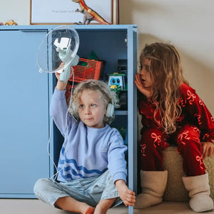 Kinder mit Soundverstärker für Kinder, der beim Spielen und Lernen verwendet wird.