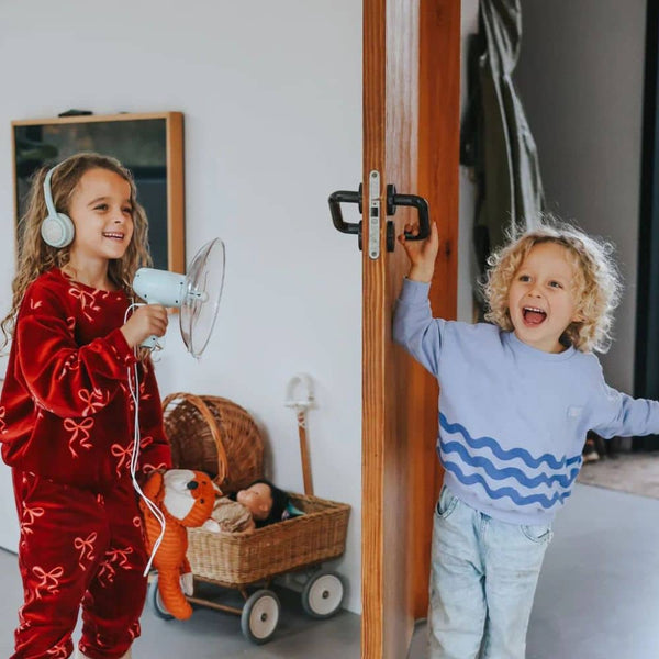 Kinder mit Soundverstärker für Kinder spielen in einem hellen Raum, Lächeln und Freude pur
