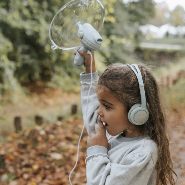 Kiddywolf Soundverstärker für Kinder in einer Outdoor-Umgebung mit einem Mädchen, das ihn benutzt