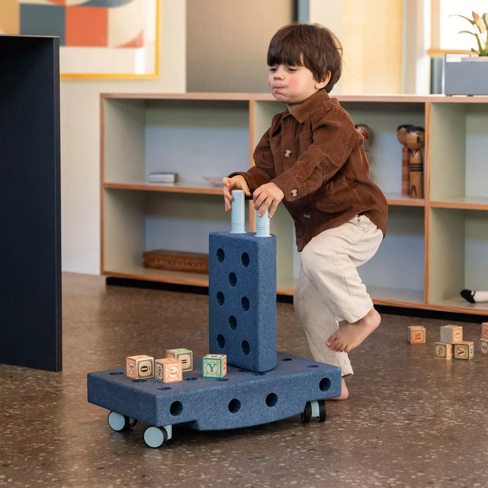 Kinder spielen mit MODU Klocki auf einem Blauen Spielzeug mit Rollen, ideal für kreative Aktivitäten