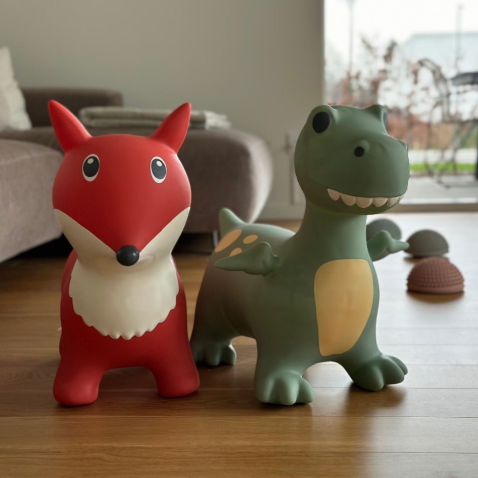 Grüner Springer Dinosaurier Skoczek von Find that Hippo für Kinder zum Hüpfen und Spielen