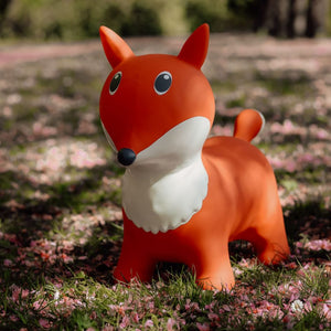 Springer Fuchs Hüpfspielzeug von Find that Hippo in orange mit weißem Bauch und fröhlichem Gesicht