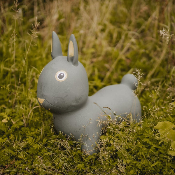 Grauer Find that Hippo Skoczek in Hasenform als kinderfreundlicher Springer Hase im Gras