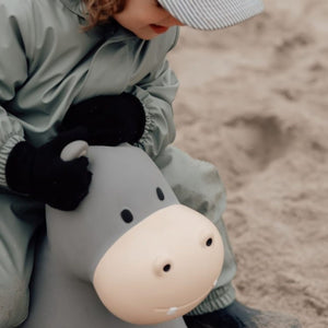 Kind spielt mit Springer Nilpferd Skoczek von Find that Hippo im Sandkasten