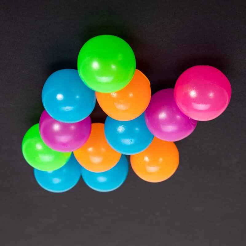 Sensorischer Knetball, der im Dunkeln leuchtet – Stickums Needoh von Schylling in leuchtenden Farben