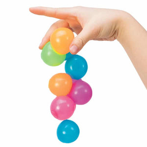 Sensorischer Knetball, der im Dunkeln leuchtet – Stickums Needoh von Schylling in bunten Farben in Hand gehalten