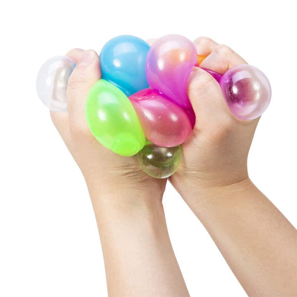Sensorischer Knetball, der im Dunkeln leuchtet – Stickums Needoh von Schylling in bunten Farben in Kinderhänden