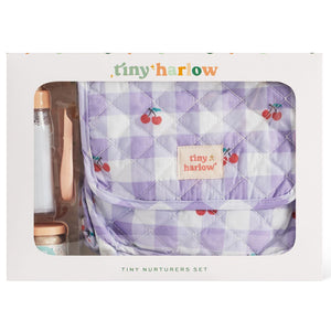 Tiny Harlow Puppenzubehör Tasche im lila Karomuster mit Kirschen und Zubehör für fantasievolles Spielen
